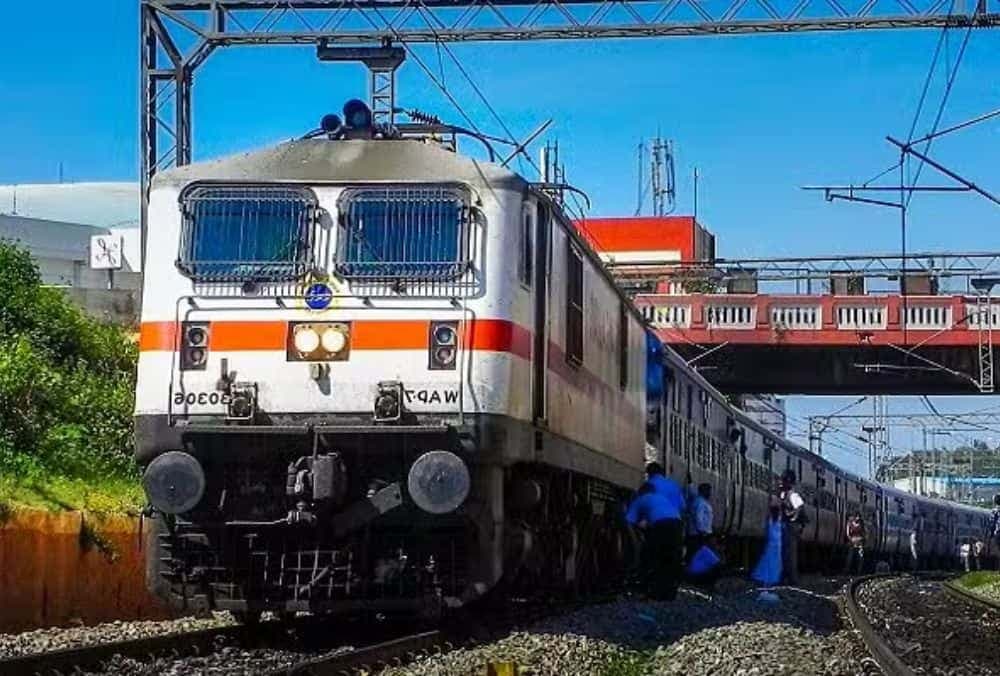 रेलवे स्टॉक में 3% तेजी, Central Railway से ₹137 करोड़ का ऑर्डर मिलने के बाद।