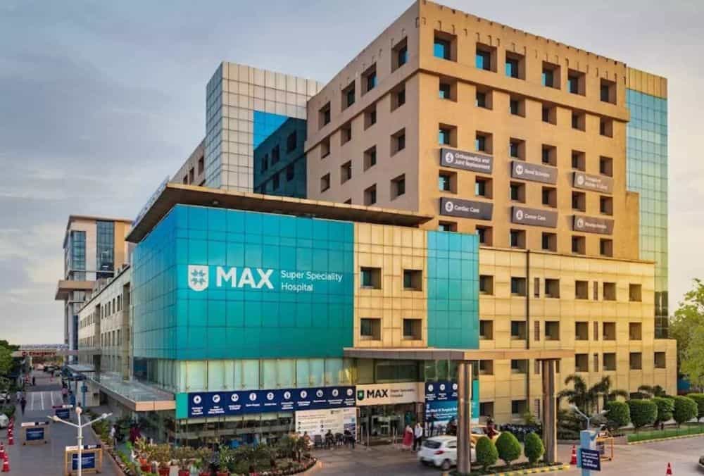 मजबूत बुनियादी ढांचे वाले हेल्थकेयर स्टॉक्स पर नजर रखें।