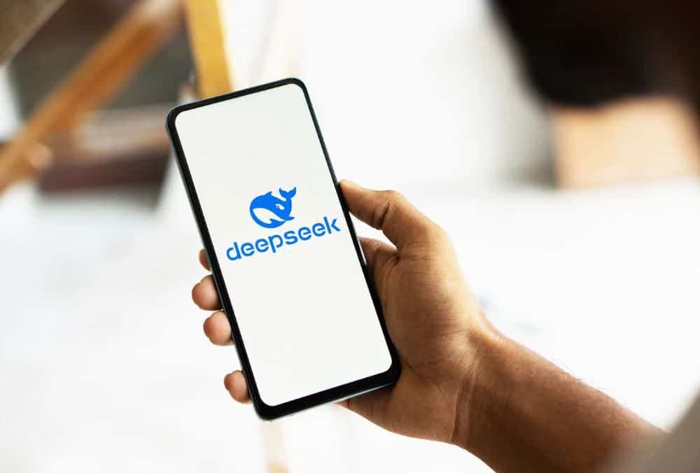 DeepSeek क्या है? चीनी AI मॉडल जो वैश्विक AI परिदृश्य में बदलाव ला रहा है: जानिए इसके मुख्य पहलू सरल शब्दों में।