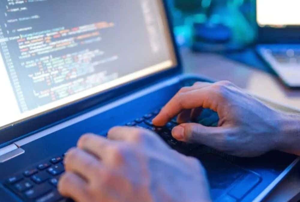 दुबई की कंपनी के साथ शेयर खरीद के समझौते के बाद IT स्टॉक 3% बढ़ा ।