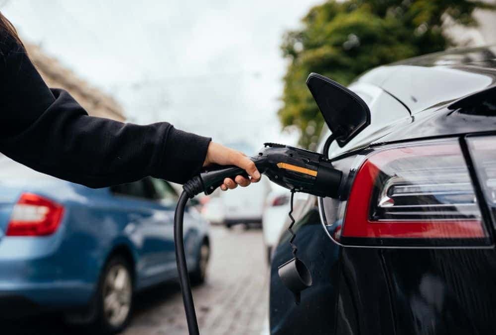 Stock jumps 5% after its EV subsidiary to expand its EV fleet with 1,000 EV cars