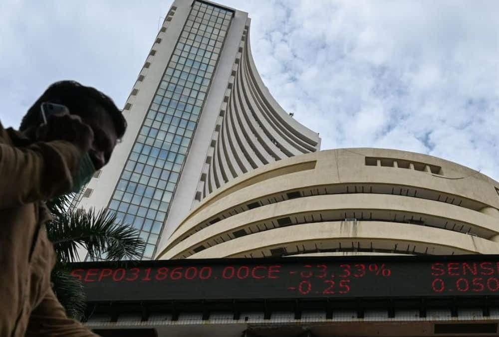 नेट वर्थ में ₹2,000 करोड़ की कमी के कारण, बैंक स्टॉक में 20% गिरावट।