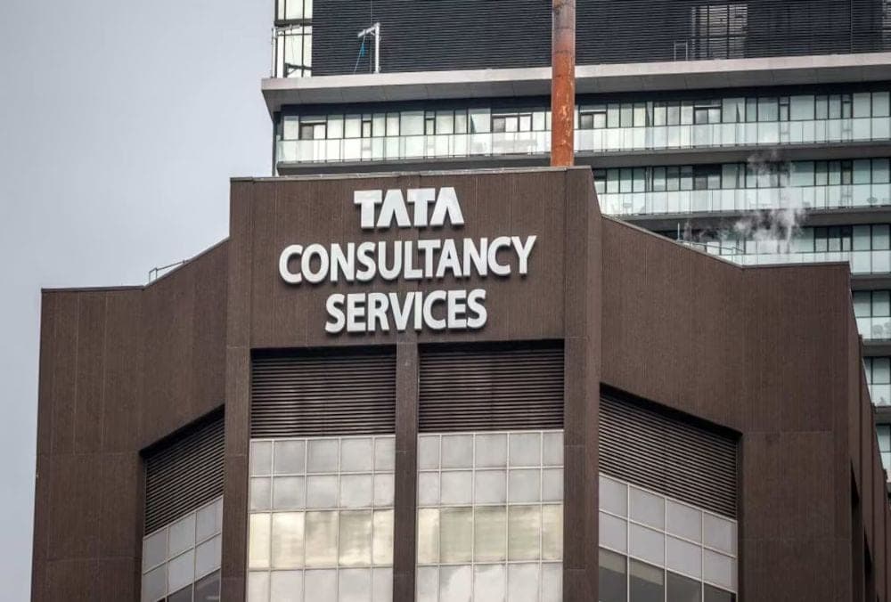 TCS के Q4 नतीजे: कंपनी का शुद्ध मुनाफा सालाना 2% घटा; ₹30 का डिविडेंड घोषित किया।