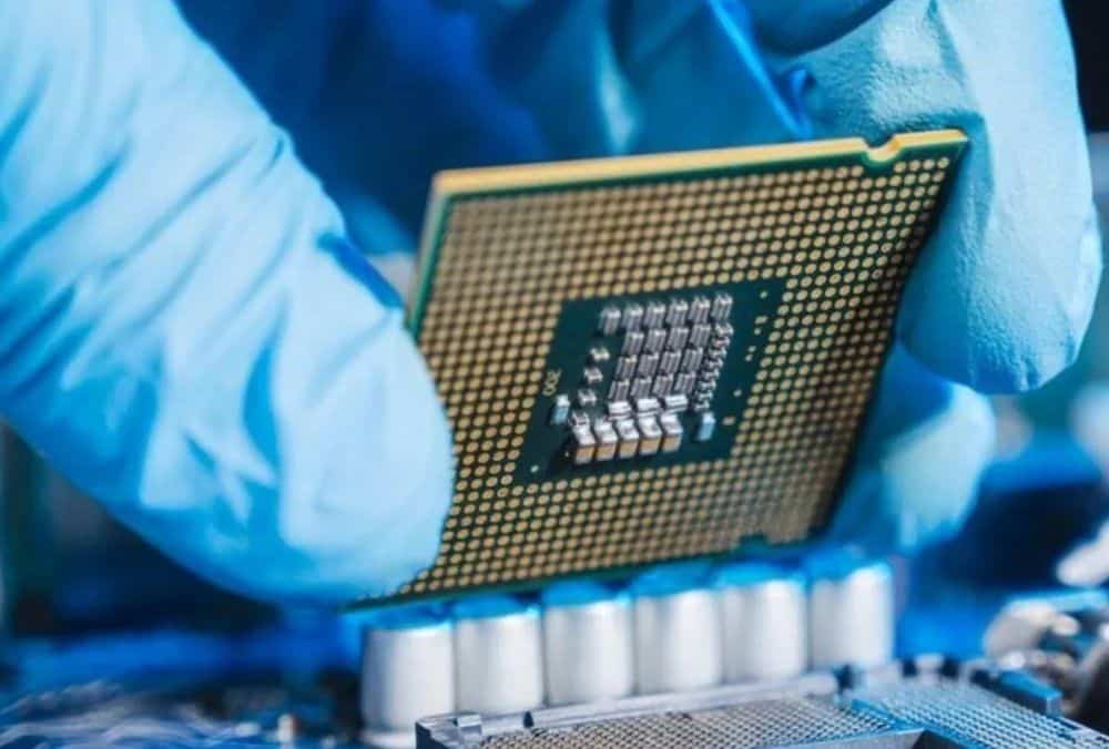 Semiconductor stock hires experts with 30+ years to boost growth and leadership in advanced technology.